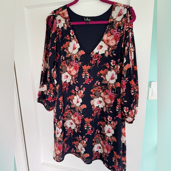 Lulus navy floral mini dress with cut out sleeves. Never worn - Picture 5 of 8
